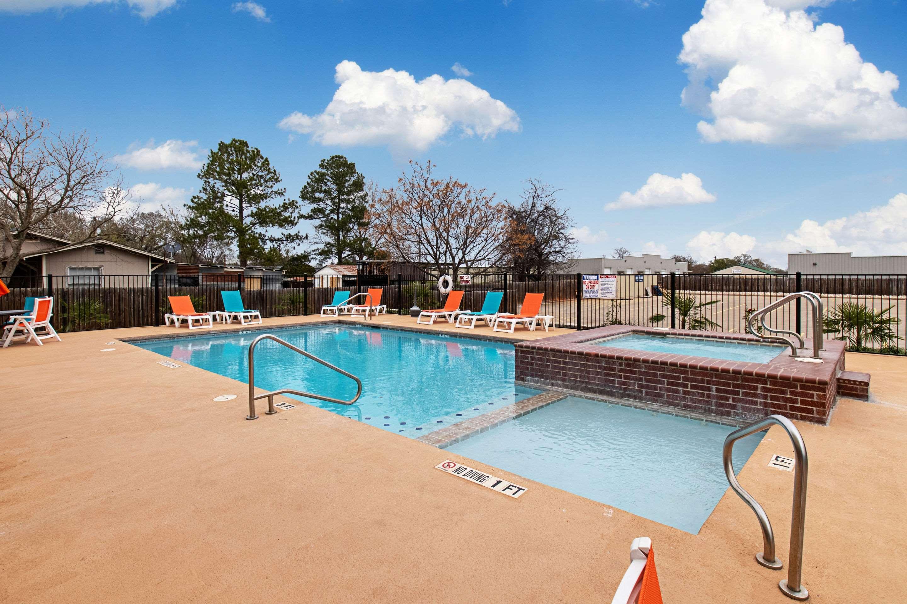 Comfort Inn & Suites And Suites Fredericksburg Exterior photo