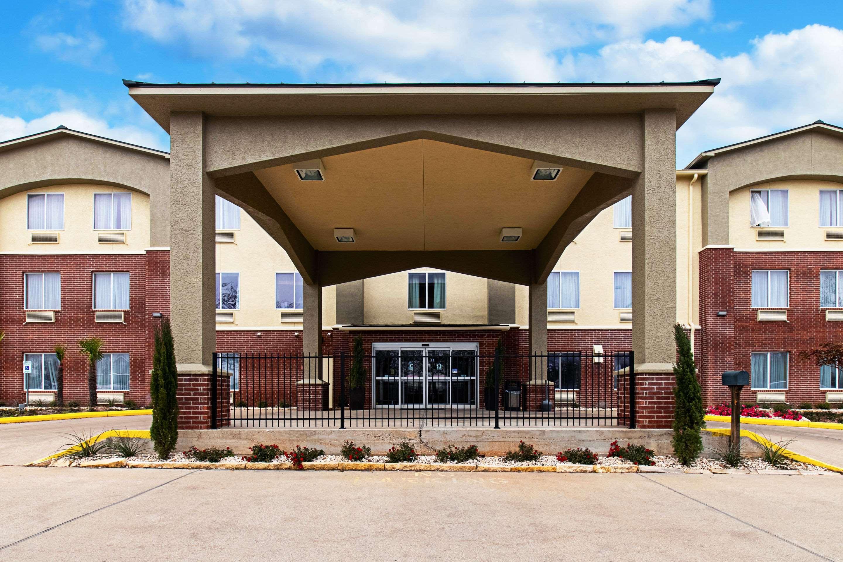 Comfort Inn & Suites And Suites Fredericksburg Exterior photo