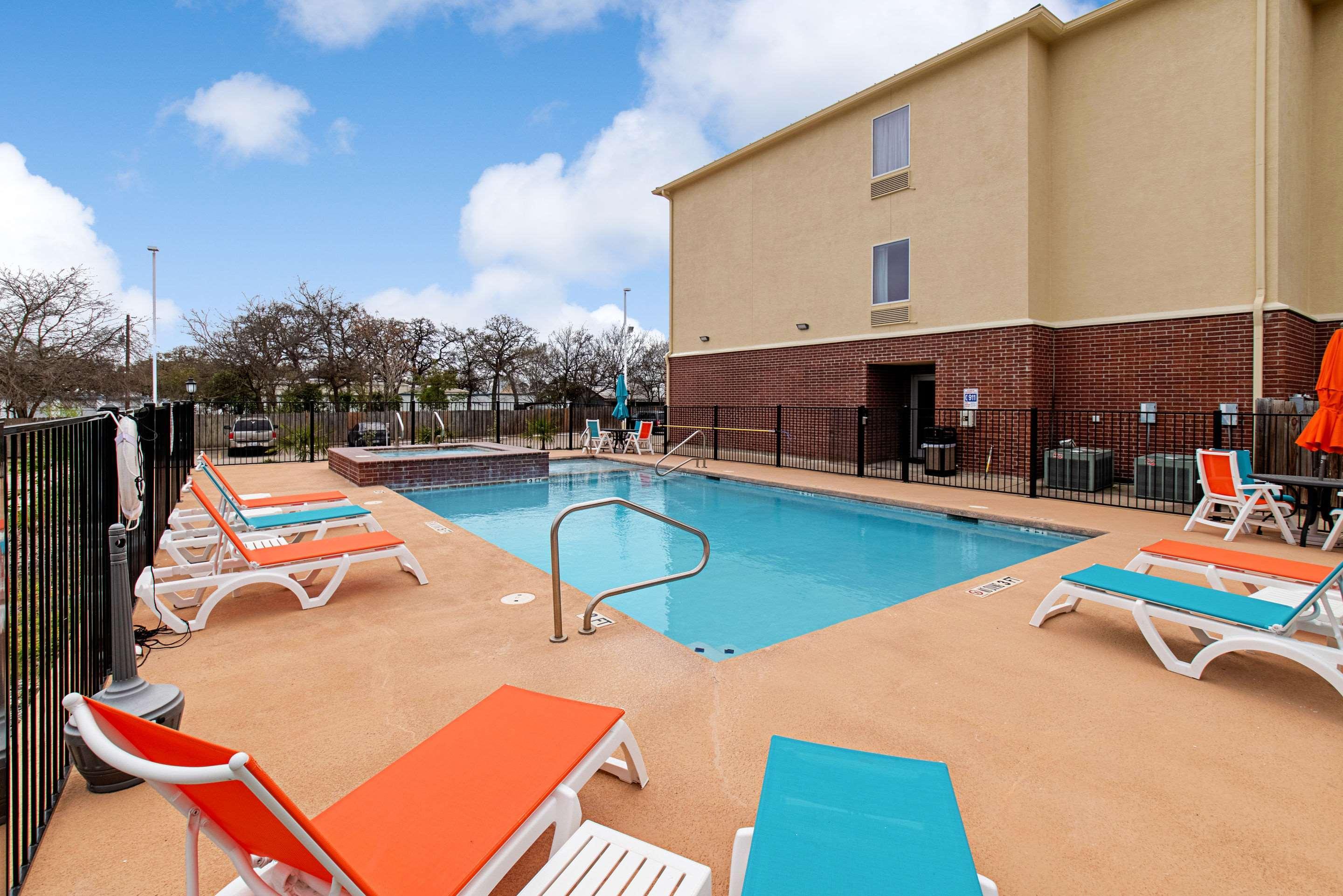 Comfort Inn & Suites And Suites Fredericksburg Exterior photo